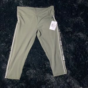 Zyia 14-16 olive logo stripe lnt capris new